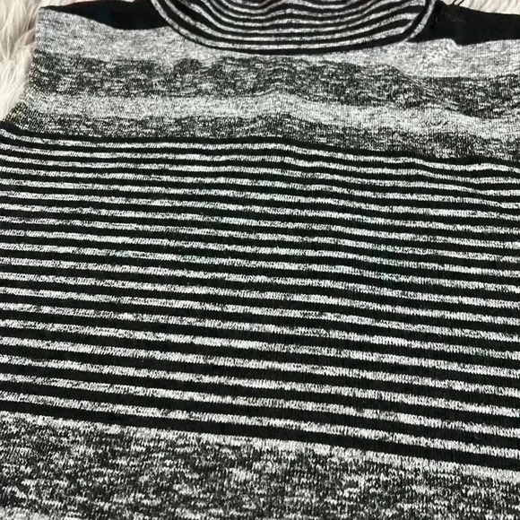 Frank Lyman Design Heathered Sleeveless Turtleneck (Does not include necklace) - Picture 4 of 9